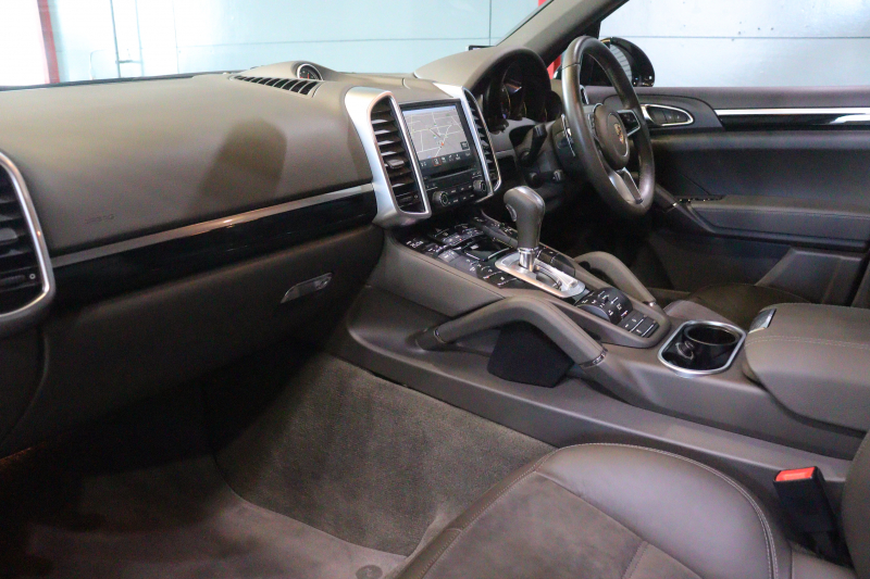 ポルシェ カイエン ﾌﾟﾗﾁﾅｴﾃﾞｨｼｮﾝ　特別仕様車 後期ﾓﾃﾞﾙ PASM ｱﾙｶﾝﾀｰﾗｺﾝﾋﾞｼｰﾄ(ｱｹﾞｰﾄｸﾞﾚｰ) ｻﾝﾙｰﾌ PCMﾅﾋﾞ BOSEｻｳﾝﾄﾞ CarPlay ｱｸﾃｨﾌﾞｸﾙｺﾝ ｴﾝﾄﾘｰﾄﾞﾗｲﾌﾞ PDLS付ｷｾﾉﾝﾍｯﾄﾞﾗｲﾄ ｽﾎﾟｰﾂﾃｰﾙﾊﾟｲﾌﾟ 21ｲﾝﾁｶｲｴﾝｸﾗｯｼｯｸｱﾙﾐ　2年保証