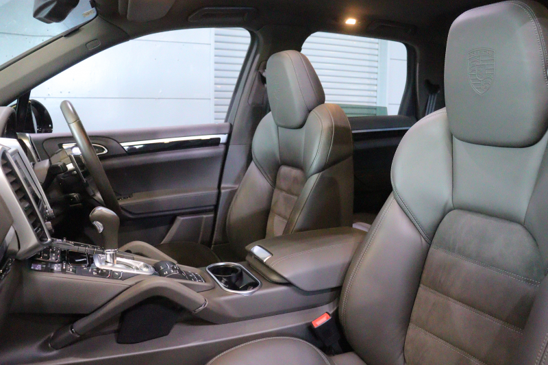 ポルシェ カイエン ﾌﾟﾗﾁﾅｴﾃﾞｨｼｮﾝ　特別仕様車 後期ﾓﾃﾞﾙ PASM ｱﾙｶﾝﾀｰﾗｺﾝﾋﾞｼｰﾄ(ｱｹﾞｰﾄｸﾞﾚｰ) ｻﾝﾙｰﾌ PCMﾅﾋﾞ BOSEｻｳﾝﾄﾞ CarPlay ｱｸﾃｨﾌﾞｸﾙｺﾝ ｴﾝﾄﾘｰﾄﾞﾗｲﾌﾞ PDLS付ｷｾﾉﾝﾍｯﾄﾞﾗｲﾄ ｽﾎﾟｰﾂﾃｰﾙﾊﾟｲﾌﾟ 21ｲﾝﾁｶｲｴﾝｸﾗｯｼｯｸｱﾙﾐ　2年保証