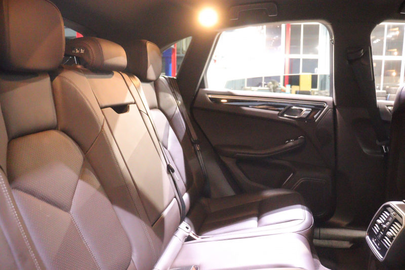 ポルシェ マカン S　ｴﾝﾄﾘｰﾄﾞﾗｲﾌﾞ ﾚｻﾞｰｲﾝﾃﾘｱ(ｻﾄﾞﾙﾌﾞﾗｳﾝ) PCMﾅﾋﾞ CarPlay 前後席ｼｰﾄﾋｰﾀｰ 14wayﾊﾟﾜｰｼｰﾄ ｷｾﾉﾝﾗｲﾄ 自動ﾘｱｹﾞｰﾄ ﾚｰﾝﾃﾞｨﾊﾟｰﾁｬｳｫｰﾆﾝｸﾞ 18ｲﾝﾁﾏｶﾝSﾎｲｰﾙ　2年保証