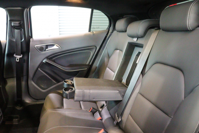 メルセデスベンツ GLA GLA220 4MATIC ﾌﾟﾚﾐｱﾑP ﾚｰﾀﾞｰSP　後期ﾓﾃﾞﾙ 黒革 ﾊﾟﾉﾗﾏｻﾝﾙｰﾌ 8ｲﾝﾁﾜｲﾄﾞﾅﾋﾞ CarPlay harman/kardonｻｳﾝﾄﾞ LEDﾍｯﾄﾞﾗｲﾄ ｱｸﾃｨﾌﾞｸﾙｺﾝ 自動ﾘｱｹﾞｰﾄ 18ｲﾝﾁｱﾙﾐ　2年保証