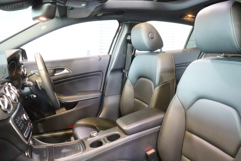 メルセデスベンツ GLA GLA220 4MATIC ﾌﾟﾚﾐｱﾑP ﾚｰﾀﾞｰSP　後期ﾓﾃﾞﾙ 黒革 ﾊﾟﾉﾗﾏｻﾝﾙｰﾌ 8ｲﾝﾁﾜｲﾄﾞﾅﾋﾞ CarPlay harman/kardonｻｳﾝﾄﾞ LEDﾍｯﾄﾞﾗｲﾄ ｱｸﾃｨﾌﾞｸﾙｺﾝ 自動ﾘｱｹﾞｰﾄ 18ｲﾝﾁｱﾙﾐ　2年保証