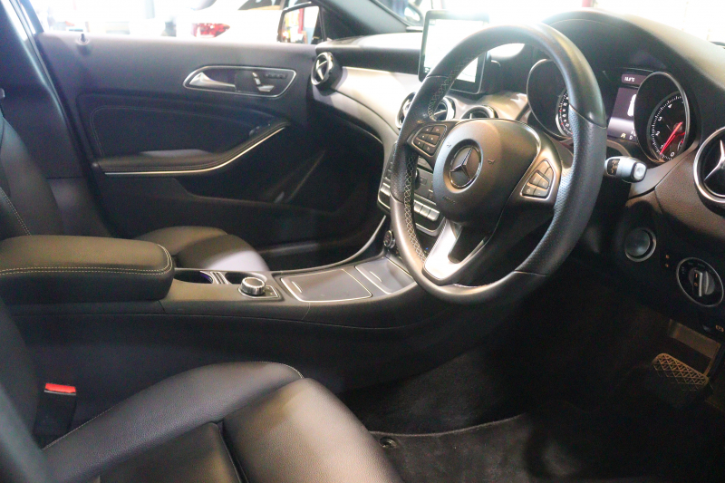 メルセデスベンツ GLA GLA220 4MATIC ﾌﾟﾚﾐｱﾑP ﾚｰﾀﾞｰSP　後期ﾓﾃﾞﾙ 黒革 ﾊﾟﾉﾗﾏｻﾝﾙｰﾌ 8ｲﾝﾁﾜｲﾄﾞﾅﾋﾞ CarPlay harman/kardonｻｳﾝﾄﾞ LEDﾍｯﾄﾞﾗｲﾄ ｱｸﾃｨﾌﾞｸﾙｺﾝ 自動ﾘｱｹﾞｰﾄ 18ｲﾝﾁｱﾙﾐ　2年保証