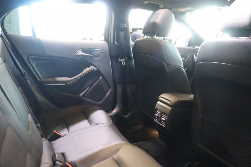 メルセデスベンツ GLA GLA220 4MATIC ﾌﾟﾚﾐｱﾑP ﾚｰﾀﾞｰSP　後期ﾓﾃﾞﾙ 黒革 ﾊﾟﾉﾗﾏｻﾝﾙｰﾌ 8ｲﾝﾁﾜｲﾄﾞﾅﾋﾞ CarPlay harman/kardonｻｳﾝﾄﾞ LEDﾍｯﾄﾞﾗｲﾄ ｱｸﾃｨﾌﾞｸﾙｺﾝ 自動ﾘｱｹﾞｰﾄ 18ｲﾝﾁｱﾙﾐ　2年保証