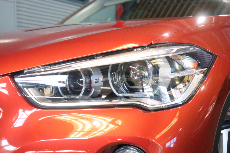 BMW X1 xDrive 18d ｱｰﾊﾞﾆｽﾀ　特別限定車 1ｵﾅ 専用ｶﾗｰ Aｱｸﾃｨﾌﾞ･ｾｰﾌﾃｨ ACC 茶革 純正ﾅﾋﾞ Bｶﾒﾗ ﾍｯﾄﾞｱｯﾌﾟD 19ｲﾝﾁAW(ｽﾀｲﾘﾝｸﾞ551) ｱﾝﾋﾞｴﾝﾄﾗｲﾄ LEDﾗｲﾄ 自動ﾘｱｹﾞｰﾄ　2年保証付