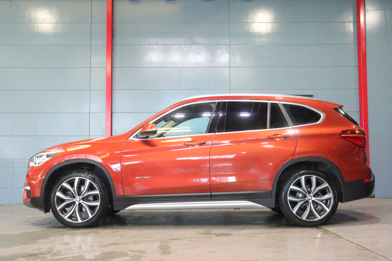 BMW X1 xDrive 18d ｱｰﾊﾞﾆｽﾀ　特別限定車 1ｵﾅ 専用ｶﾗｰ Aｱｸﾃｨﾌﾞ･ｾｰﾌﾃｨ ACC 茶革 純正ﾅﾋﾞ Bｶﾒﾗ ﾍｯﾄﾞｱｯﾌﾟD 19ｲﾝﾁAW(ｽﾀｲﾘﾝｸﾞ551) ｱﾝﾋﾞｴﾝﾄﾗｲﾄ LEDﾗｲﾄ 自動ﾘｱｹﾞｰﾄ　2年保証付