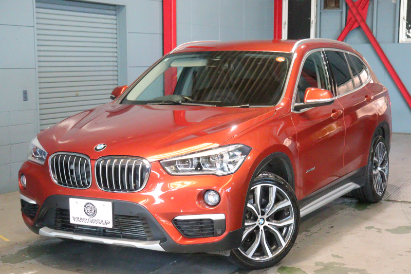 BMW X1 xDrive 18d ｱｰﾊﾞﾆｽﾀ　特別限定車 1ｵﾅ 専用ｶﾗｰ Aｱｸﾃｨﾌﾞ･ｾｰﾌﾃｨ ACC 茶革 純正ﾅﾋﾞ Bｶﾒﾗ ﾍｯﾄﾞｱｯﾌﾟD 19ｲﾝﾁAW(ｽﾀｲﾘﾝｸﾞ551) ｱﾝﾋﾞｴﾝﾄﾗｲﾄ LEDﾗｲﾄ 自動ﾘｱｹﾞｰﾄ　2年保証付