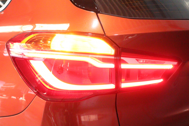 BMW X1 xDrive 18d ｱｰﾊﾞﾆｽﾀ　特別限定車 1ｵﾅ 専用ｶﾗｰ Aｱｸﾃｨﾌﾞ･ｾｰﾌﾃｨ ACC 茶革 純正ﾅﾋﾞ Bｶﾒﾗ ﾍｯﾄﾞｱｯﾌﾟD 19ｲﾝﾁAW(ｽﾀｲﾘﾝｸﾞ551) ｱﾝﾋﾞｴﾝﾄﾗｲﾄ LEDﾗｲﾄ 自動ﾘｱｹﾞｰﾄ　2年保証付