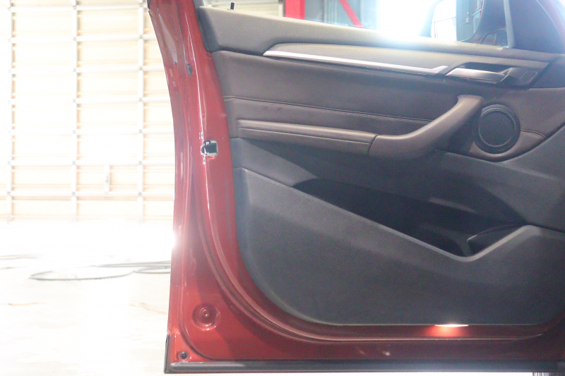 BMW X1 xDrive 18d ｱｰﾊﾞﾆｽﾀ　特別限定車 1ｵﾅ 専用ｶﾗｰ Aｱｸﾃｨﾌﾞ･ｾｰﾌﾃｨ ACC 茶革 純正ﾅﾋﾞ Bｶﾒﾗ ﾍｯﾄﾞｱｯﾌﾟD 19ｲﾝﾁAW(ｽﾀｲﾘﾝｸﾞ551) ｱﾝﾋﾞｴﾝﾄﾗｲﾄ LEDﾗｲﾄ 自動ﾘｱｹﾞｰﾄ　2年保証付