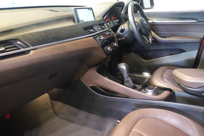 BMW X1 xDrive 18d ｱｰﾊﾞﾆｽﾀ　特別限定車 1ｵﾅ 専用ｶﾗｰ Aｱｸﾃｨﾌﾞ･ｾｰﾌﾃｨ ACC 茶革 純正ﾅﾋﾞ Bｶﾒﾗ ﾍｯﾄﾞｱｯﾌﾟD 19ｲﾝﾁAW(ｽﾀｲﾘﾝｸﾞ551) ｱﾝﾋﾞｴﾝﾄﾗｲﾄ LEDﾗｲﾄ 自動ﾘｱｹﾞｰﾄ　2年保証付