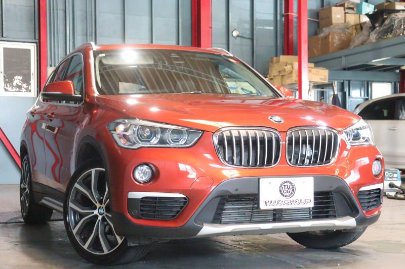 BMW X1 xDrive 18d ｱｰﾊﾞﾆｽﾀ　特別限定車 1ｵﾅ 専用ｶﾗｰ Aｱｸﾃｨﾌﾞ･ｾｰﾌﾃｨ ACC 茶革 純正ﾅﾋﾞ Bｶﾒﾗ ﾍｯﾄﾞｱｯﾌﾟD 19ｲﾝﾁAW(ｽﾀｲﾘﾝｸﾞ551) ｱﾝﾋﾞｴﾝﾄﾗｲﾄ LEDﾗｲﾄ 自動ﾘｱｹﾞｰﾄ　2年保証付