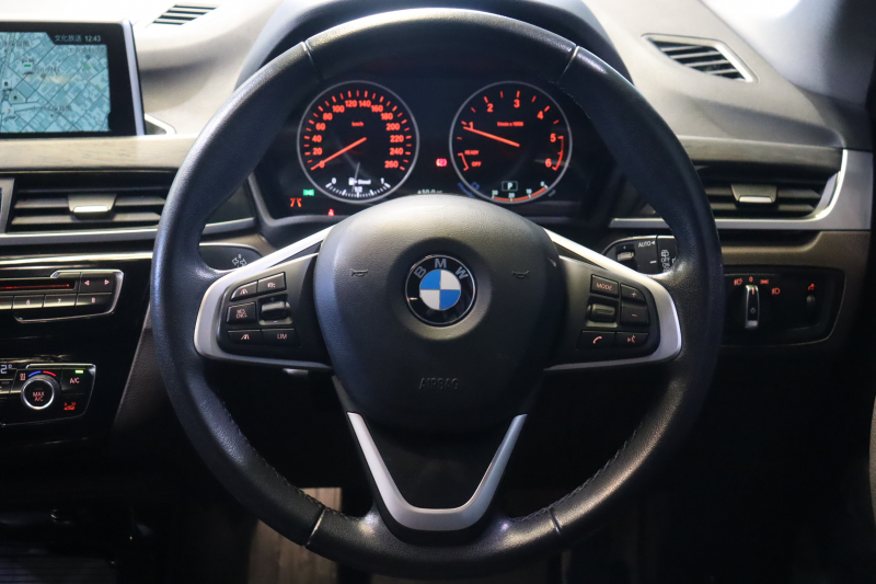 BMW X1 xDrive 18d ｱｰﾊﾞﾆｽﾀ　特別限定車 1ｵﾅ 専用ｶﾗｰ Aｱｸﾃｨﾌﾞ･ｾｰﾌﾃｨ ACC 茶革 純正ﾅﾋﾞ Bｶﾒﾗ ﾍｯﾄﾞｱｯﾌﾟD 19ｲﾝﾁAW(ｽﾀｲﾘﾝｸﾞ551) ｱﾝﾋﾞｴﾝﾄﾗｲﾄ LEDﾗｲﾄ 自動ﾘｱｹﾞｰﾄ　2年保証付