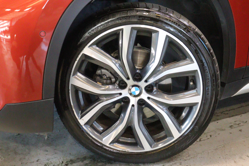 BMW X1 xDrive 18d ｱｰﾊﾞﾆｽﾀ　特別限定車 1ｵﾅ 専用ｶﾗｰ Aｱｸﾃｨﾌﾞ･ｾｰﾌﾃｨ ACC 茶革 純正ﾅﾋﾞ Bｶﾒﾗ ﾍｯﾄﾞｱｯﾌﾟD 19ｲﾝﾁAW(ｽﾀｲﾘﾝｸﾞ551) ｱﾝﾋﾞｴﾝﾄﾗｲﾄ LEDﾗｲﾄ 自動ﾘｱｹﾞｰﾄ　2年保証付