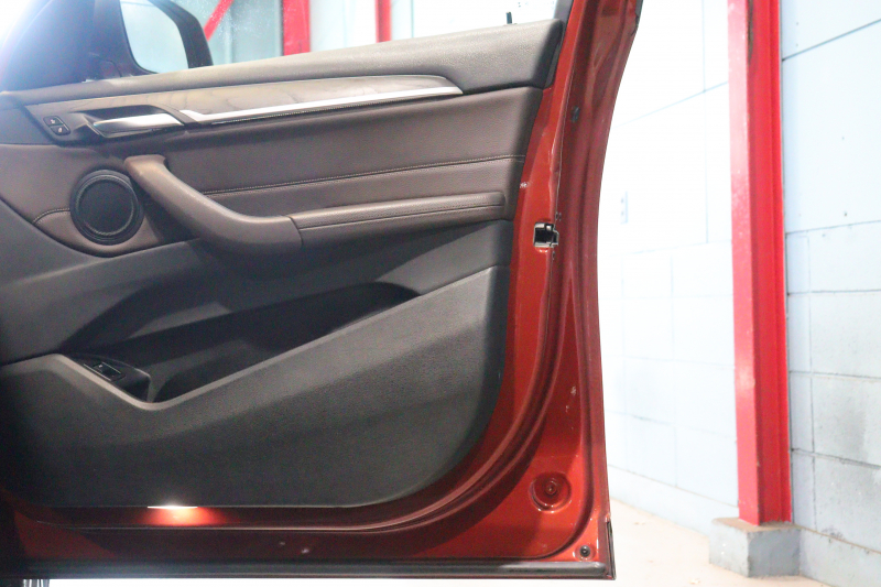 BMW X1 xDrive 18d ｱｰﾊﾞﾆｽﾀ　特別限定車 1ｵﾅ 専用ｶﾗｰ Aｱｸﾃｨﾌﾞ･ｾｰﾌﾃｨ ACC 茶革 純正ﾅﾋﾞ Bｶﾒﾗ ﾍｯﾄﾞｱｯﾌﾟD 19ｲﾝﾁAW(ｽﾀｲﾘﾝｸﾞ551) ｱﾝﾋﾞｴﾝﾄﾗｲﾄ LEDﾗｲﾄ 自動ﾘｱｹﾞｰﾄ　2年保証付