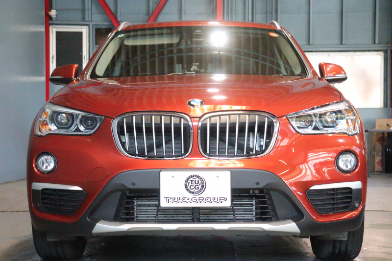 BMW X1 xDrive 18d ｱｰﾊﾞﾆｽﾀ　特別限定車 1ｵﾅ 専用ｶﾗｰ Aｱｸﾃｨﾌﾞ･ｾｰﾌﾃｨ ACC 茶革 純正ﾅﾋﾞ Bｶﾒﾗ ﾍｯﾄﾞｱｯﾌﾟD 19ｲﾝﾁAW(ｽﾀｲﾘﾝｸﾞ551) ｱﾝﾋﾞｴﾝﾄﾗｲﾄ LEDﾗｲﾄ 自動ﾘｱｹﾞｰﾄ　2年保証付