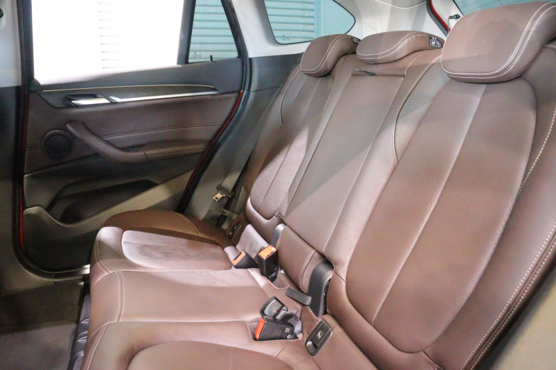 BMW X1 xDrive 18d ｱｰﾊﾞﾆｽﾀ　特別限定車 1ｵﾅ 専用ｶﾗｰ Aｱｸﾃｨﾌﾞ･ｾｰﾌﾃｨ ACC 茶革 純正ﾅﾋﾞ Bｶﾒﾗ ﾍｯﾄﾞｱｯﾌﾟD 19ｲﾝﾁAW(ｽﾀｲﾘﾝｸﾞ551) ｱﾝﾋﾞｴﾝﾄﾗｲﾄ LEDﾗｲﾄ 自動ﾘｱｹﾞｰﾄ　2年保証付