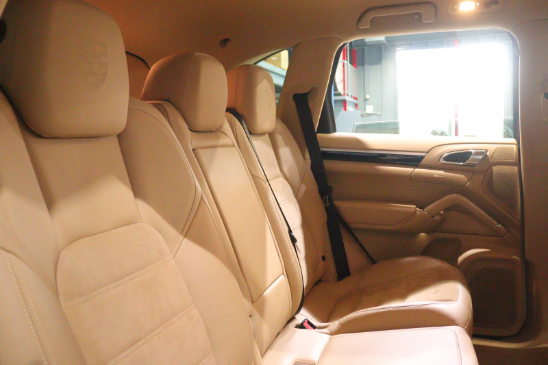 ポルシェ カイエン ﾌﾟﾗﾁﾅｴﾃﾞｨｼｮﾝ　特別仕様車 後期ﾓﾃﾞﾙ MY17 ｱﾙｶﾝﾀｰﾗｺﾝﾋﾞｼｰﾄ(ﾙｸｿｰﾙﾍﾞｰｼﾞｭ) PCMﾅﾋﾞ BOSEｻｳﾝﾄﾞ CarPlay PDLS付ｷｾﾉﾝﾍｯﾄﾞﾗｲﾄ ﾎﾞﾃﾞｨ同色ｴｸｽﾃﾘｱ 19ｲﾝﾁｶｲｴﾝﾀｰﾎﾞｱﾙﾐ 有償色　2年保証