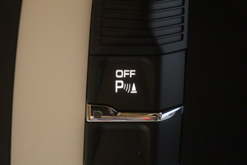 ポルシェ マカン ﾂｰﾄｰﾝﾚｻﾞｰｲﾝﾃﾘｱ(ﾍﾞｰｼﾞｭ/ﾌﾞﾗｯｸ) ﾍﾞｰｼﾞｭﾚｻﾞｰｼｰﾄ ｼｰﾄﾋｰﾀｰ PCMﾅﾋﾞ Bluetooth ﾊﾞｯｸ/ｻｲﾄﾞｶﾒﾗ 8way電動ｼｰﾄ ﾚｰﾝﾃﾞｨﾊﾟｰﾁｬｳｫｰﾆﾝｸﾞ ｷｾﾉﾝﾍｯﾄﾞﾗｲﾄ 19ｲﾝﾁﾏｶﾝﾀｰﾎﾞAW　2年保証