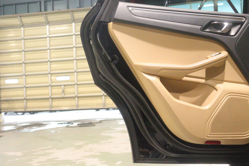 ポルシェ マカン ﾂｰﾄｰﾝﾚｻﾞｰｲﾝﾃﾘｱ(ﾍﾞｰｼﾞｭ/ﾌﾞﾗｯｸ) ﾍﾞｰｼﾞｭﾚｻﾞｰｼｰﾄ ｼｰﾄﾋｰﾀｰ PCMﾅﾋﾞ Bluetooth ﾊﾞｯｸ/ｻｲﾄﾞｶﾒﾗ 8way電動ｼｰﾄ ﾚｰﾝﾃﾞｨﾊﾟｰﾁｬｳｫｰﾆﾝｸﾞ ｷｾﾉﾝﾍｯﾄﾞﾗｲﾄ 19ｲﾝﾁﾏｶﾝﾀｰﾎﾞAW　2年保証