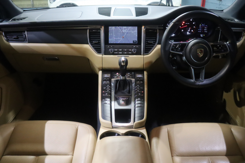 ポルシェ マカン ﾂｰﾄｰﾝﾚｻﾞｰｲﾝﾃﾘｱ(ﾍﾞｰｼﾞｭ/ﾌﾞﾗｯｸ) ﾍﾞｰｼﾞｭﾚｻﾞｰｼｰﾄ ｼｰﾄﾋｰﾀｰ PCMﾅﾋﾞ Bluetooth ﾊﾞｯｸ/ｻｲﾄﾞｶﾒﾗ 8way電動ｼｰﾄ ﾚｰﾝﾃﾞｨﾊﾟｰﾁｬｳｫｰﾆﾝｸﾞ ｷｾﾉﾝﾍｯﾄﾞﾗｲﾄ 19ｲﾝﾁﾏｶﾝﾀｰﾎﾞAW　2年保証