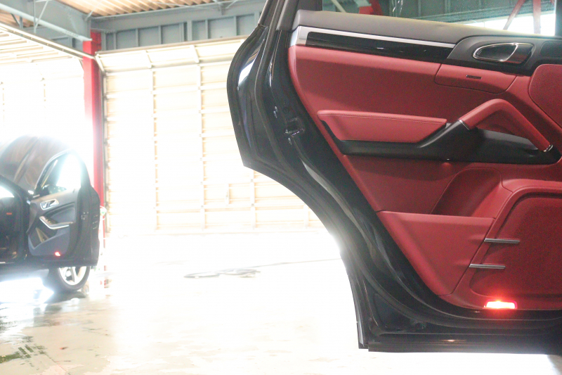 ポルシェ カイエン ｽﾎﾟｰﾂｸﾛﾉP　MY16 後期 ﾂｰﾄﾝﾚｻﾞｰｲﾝﾃﾘｱ(ﾚｯﾄﾞ/ﾌﾞﾗｯｸ) 純正ﾅﾋﾞ ｴﾝﾄﾘｰﾄﾞﾗｲﾌﾞ ﾒﾓﾘｰ付き14way電動ｼｰﾄ ｼｰﾄﾋｰﾀｰ ｽﾎﾟｰﾂﾃｰﾙﾊﾟｲﾌﾟ SPORT PLUSﾓｰﾄﾞ 18ｲﾝﾁｶｲｴﾝAW　2年保証