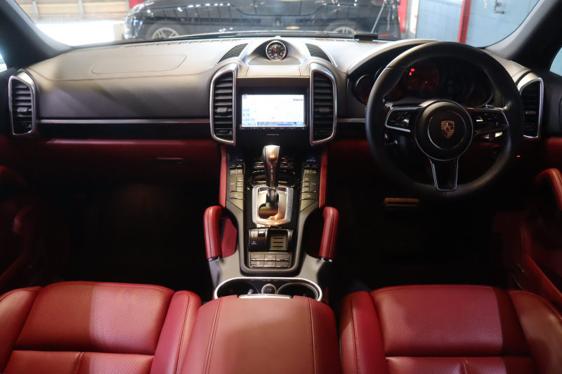 ポルシェ カイエン ｽﾎﾟｰﾂｸﾛﾉP　MY16 後期 ﾂｰﾄﾝﾚｻﾞｰｲﾝﾃﾘｱ(ﾚｯﾄﾞ/ﾌﾞﾗｯｸ) 純正ﾅﾋﾞ ｴﾝﾄﾘｰﾄﾞﾗｲﾌﾞ ﾒﾓﾘｰ付き14way電動ｼｰﾄ ｼｰﾄﾋｰﾀｰ ｽﾎﾟｰﾂﾃｰﾙﾊﾟｲﾌﾟ SPORT PLUSﾓｰﾄﾞ 18ｲﾝﾁｶｲｴﾝAW　2年保証