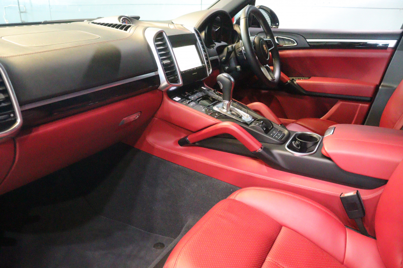 ポルシェ カイエン ｽﾎﾟｰﾂｸﾛﾉP　MY16 後期 ﾂｰﾄﾝﾚｻﾞｰｲﾝﾃﾘｱ(ﾚｯﾄﾞ/ﾌﾞﾗｯｸ) 純正ﾅﾋﾞ ｴﾝﾄﾘｰﾄﾞﾗｲﾌﾞ ﾒﾓﾘｰ付き14way電動ｼｰﾄ ｼｰﾄﾋｰﾀｰ ｽﾎﾟｰﾂﾃｰﾙﾊﾟｲﾌﾟ SPORT PLUSﾓｰﾄﾞ 18ｲﾝﾁｶｲｴﾝAW　2年保証