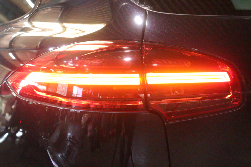 ポルシェ カイエン ｽﾎﾟｰﾂｸﾛﾉP　MY16 後期 ﾂｰﾄﾝﾚｻﾞｰｲﾝﾃﾘｱ(ﾚｯﾄﾞ/ﾌﾞﾗｯｸ) 純正ﾅﾋﾞ ｴﾝﾄﾘｰﾄﾞﾗｲﾌﾞ ﾒﾓﾘｰ付き14way電動ｼｰﾄ ｼｰﾄﾋｰﾀｰ ｽﾎﾟｰﾂﾃｰﾙﾊﾟｲﾌﾟ SPORT PLUSﾓｰﾄﾞ 18ｲﾝﾁｶｲｴﾝAW　2年保証