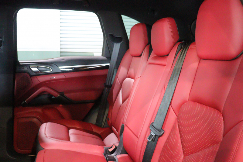 ポルシェ カイエン ｽﾎﾟｰﾂｸﾛﾉP　MY16 後期 ﾂｰﾄﾝﾚｻﾞｰｲﾝﾃﾘｱ(ﾚｯﾄﾞ/ﾌﾞﾗｯｸ) 純正ﾅﾋﾞ ｴﾝﾄﾘｰﾄﾞﾗｲﾌﾞ ﾒﾓﾘｰ付き14way電動ｼｰﾄ ｼｰﾄﾋｰﾀｰ ｽﾎﾟｰﾂﾃｰﾙﾊﾟｲﾌﾟ SPORT PLUSﾓｰﾄﾞ 18ｲﾝﾁｶｲｴﾝAW　2年保証