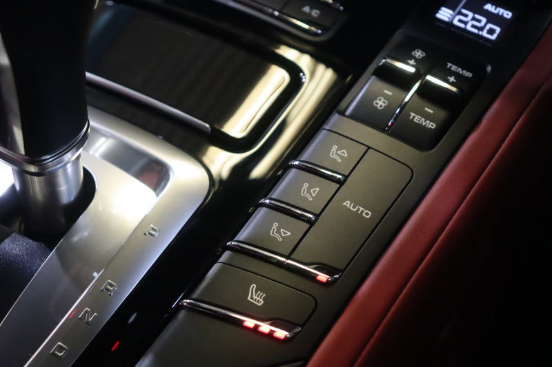 ポルシェ カイエン ｽﾎﾟｰﾂｸﾛﾉP　MY16 後期 ﾂｰﾄﾝﾚｻﾞｰｲﾝﾃﾘｱ(ﾚｯﾄﾞ/ﾌﾞﾗｯｸ) 純正ﾅﾋﾞ ｴﾝﾄﾘｰﾄﾞﾗｲﾌﾞ ﾒﾓﾘｰ付き14way電動ｼｰﾄ ｼｰﾄﾋｰﾀｰ ｽﾎﾟｰﾂﾃｰﾙﾊﾟｲﾌﾟ SPORT PLUSﾓｰﾄﾞ 18ｲﾝﾁｶｲｴﾝAW　2年保証