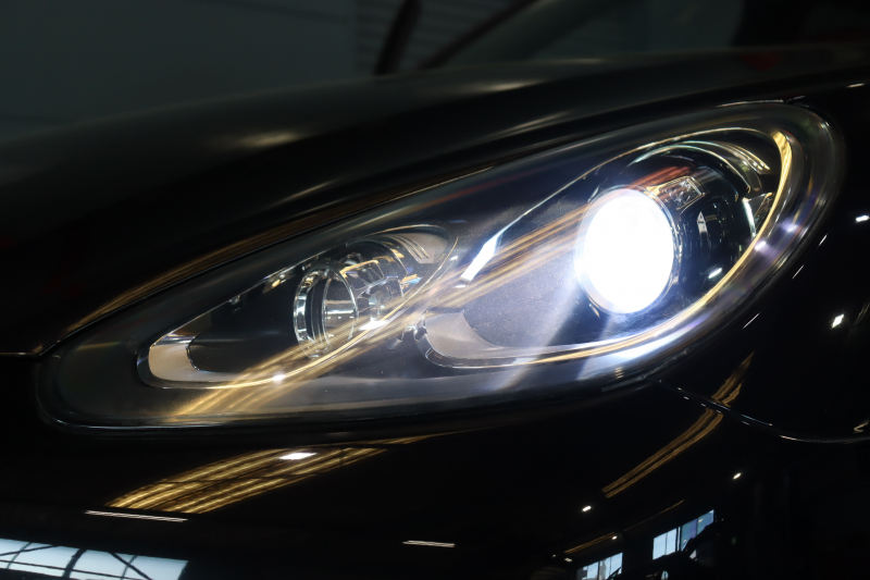 ポルシェ カイエン ｽﾎﾟｰﾂｸﾛﾉP　MY16 後期 ﾂｰﾄﾝﾚｻﾞｰｲﾝﾃﾘｱ(ﾚｯﾄﾞ/ﾌﾞﾗｯｸ) 純正ﾅﾋﾞ ｴﾝﾄﾘｰﾄﾞﾗｲﾌﾞ ﾒﾓﾘｰ付き14way電動ｼｰﾄ ｼｰﾄﾋｰﾀｰ ｽﾎﾟｰﾂﾃｰﾙﾊﾟｲﾌﾟ SPORT PLUSﾓｰﾄﾞ 18ｲﾝﾁｶｲｴﾝAW　2年保証