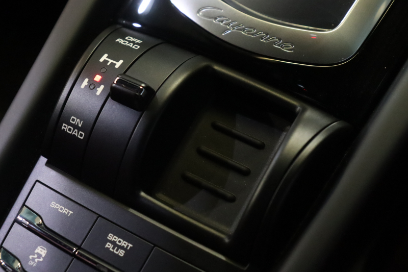 ポルシェ カイエン ｽﾎﾟｰﾂｸﾛﾉP　MY16 後期 ﾂｰﾄﾝﾚｻﾞｰｲﾝﾃﾘｱ(ﾚｯﾄﾞ/ﾌﾞﾗｯｸ) 純正ﾅﾋﾞ ｴﾝﾄﾘｰﾄﾞﾗｲﾌﾞ ﾒﾓﾘｰ付き14way電動ｼｰﾄ ｼｰﾄﾋｰﾀｰ ｽﾎﾟｰﾂﾃｰﾙﾊﾟｲﾌﾟ SPORT PLUSﾓｰﾄﾞ 18ｲﾝﾁｶｲｴﾝAW　2年保証