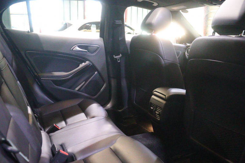 メルセデスベンツ GLA GLA220 4MATIC ﾌﾟﾚﾐｱﾑP ﾚｰﾀﾞｰSP　1ｵｰﾅｰ 後期ﾓﾃﾞﾙ 黒革 ﾊﾟﾉﾗﾏｻﾝﾙｰﾌ 8ｲﾝﾁﾜｲﾄﾞﾅﾋﾞ CarPlay harman/kardonｻｳﾝﾄﾞ LEDﾍｯﾄﾞﾗｲﾄ ｱｸﾃｨﾌﾞｸﾙｺﾝ 自動ﾘｱｹﾞｰﾄ 18ｲﾝﾁｱﾙﾐ　2年保証