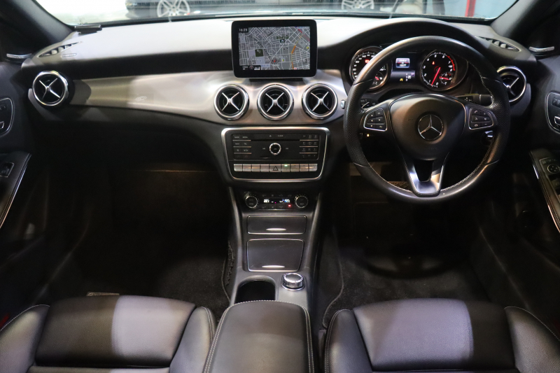 メルセデスベンツ GLA GLA220 4MATIC ﾌﾟﾚﾐｱﾑP ﾚｰﾀﾞｰSP　1ｵｰﾅｰ 後期ﾓﾃﾞﾙ 黒革 ﾊﾟﾉﾗﾏｻﾝﾙｰﾌ 8ｲﾝﾁﾜｲﾄﾞﾅﾋﾞ CarPlay harman/kardonｻｳﾝﾄﾞ LEDﾍｯﾄﾞﾗｲﾄ ｱｸﾃｨﾌﾞｸﾙｺﾝ 自動ﾘｱｹﾞｰﾄ 18ｲﾝﾁｱﾙﾐ　2年保証