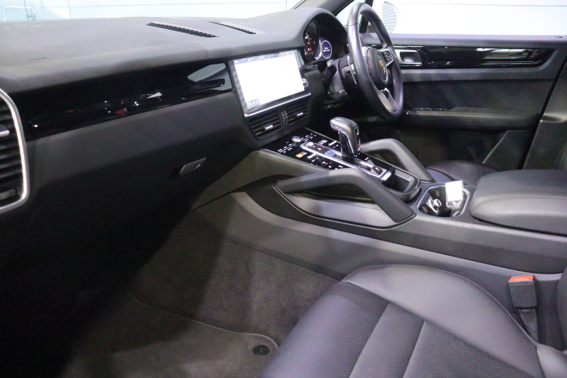 ポルシェ カイエン 本革ｼｰﾄ(ﾌﾞﾗｯｸ) ﾒﾓﾘｰ機能付き電動ｼｰﾄ ｼｰﾄﾋｰﾀｰ PCMﾅﾋﾞ CarPlay PDLS付LEDﾍｯﾄﾞﾗｲﾄ ｱｸﾃｨﾌﾞｸﾙｺﾝ ﾚｰﾝﾁｪﾝｼﾞ&ﾚｰﾝｷｰﾌﾟｱｼｽﾄ 19ｲﾝﾁｶｲｴﾝSﾃﾞｻﾞｲﾝAW　2年保証