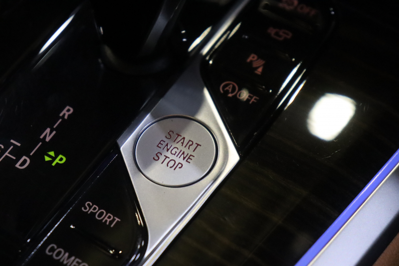 BMW X5 xDrive 35d Mｽﾎﾟｰﾂ ﾄﾞﾗｲﾋﾞﾝｸﾞﾀﾞｲﾅﾐｸｽP　ﾄﾞﾗｲﾋﾞﾝｸﾞｱｼｽﾄﾌﾟﾛ ｱﾀﾞﾌﾟﾃｨﾌﾞｴｱｻｽ ｲﾝﾃｸﾞﾚｲﾃｯﾄﾞｱｸﾃｨﾌﾞｽﾃｱ ｺﾆｬｯｸﾚｻﾞｰ ﾊﾟﾉﾗﾏｻﾝﾙｰﾌ 第7世代iDriveﾅﾋﾞ CarPlay ﾍｯﾄﾞｱｯﾌﾟD OP21ｲﾝﾁAW　2年保証