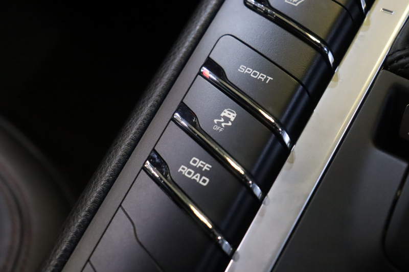 ポルシェ マカン 後期ﾓﾃﾞﾙ ｱｸﾃｨﾌﾞｸﾙｺﾝ ﾂｰﾄｰﾝﾚｻﾞｰｲﾝﾃﾘｱ(黒/赤) 10.9ｲﾝﾁPCMﾅﾋﾞ CarPlay ﾚｰﾝﾁｪﾝｼﾞｱｼｽﾄ LEDﾍｯﾄﾞﾗｲﾄ ｴﾝﾄﾘｰﾄﾞﾗｲﾌﾞ ｼｰﾄﾋｰﾀｰ 360ｶﾒﾗ 20ｲﾝﾁﾀｰﾎﾞAW 　2年保証付