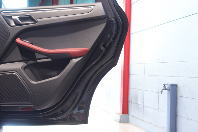 ポルシェ マカン 後期ﾓﾃﾞﾙ ｱｸﾃｨﾌﾞｸﾙｺﾝ ﾂｰﾄｰﾝﾚｻﾞｰｲﾝﾃﾘｱ(黒/赤) 10.9ｲﾝﾁPCMﾅﾋﾞ CarPlay ﾚｰﾝﾁｪﾝｼﾞｱｼｽﾄ LEDﾍｯﾄﾞﾗｲﾄ ｴﾝﾄﾘｰﾄﾞﾗｲﾌﾞ ｼｰﾄﾋｰﾀｰ 360ｶﾒﾗ 20ｲﾝﾁﾀｰﾎﾞAW 　2年保証付