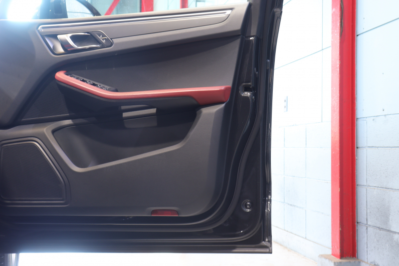 ポルシェ マカン 後期ﾓﾃﾞﾙ ｱｸﾃｨﾌﾞｸﾙｺﾝ ﾂｰﾄｰﾝﾚｻﾞｰｲﾝﾃﾘｱ(黒/赤) 10.9ｲﾝﾁPCMﾅﾋﾞ CarPlay ﾚｰﾝﾁｪﾝｼﾞｱｼｽﾄ LEDﾍｯﾄﾞﾗｲﾄ ｴﾝﾄﾘｰﾄﾞﾗｲﾌﾞ ｼｰﾄﾋｰﾀｰ 360ｶﾒﾗ 20ｲﾝﾁﾀｰﾎﾞAW 　2年保証付