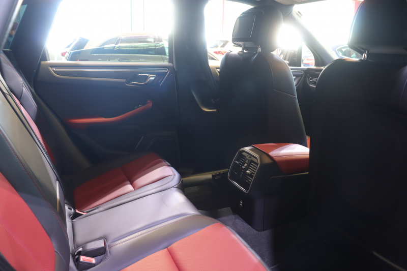 ポルシェ マカン 後期ﾓﾃﾞﾙ ｱｸﾃｨﾌﾞｸﾙｺﾝ ﾂｰﾄｰﾝﾚｻﾞｰｲﾝﾃﾘｱ(黒/赤) 10.9ｲﾝﾁPCMﾅﾋﾞ CarPlay ﾚｰﾝﾁｪﾝｼﾞｱｼｽﾄ LEDﾍｯﾄﾞﾗｲﾄ ｴﾝﾄﾘｰﾄﾞﾗｲﾌﾞ ｼｰﾄﾋｰﾀｰ 360ｶﾒﾗ 20ｲﾝﾁﾀｰﾎﾞAW 　2年保証付