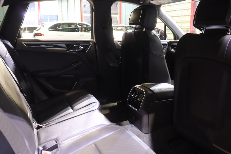 ポルシェ マカン S　MY17 ｴﾝﾄﾘｰﾄﾞﾗｲﾌﾞ 本革ｼｰﾄ(ｱｹﾞｰﾄｸﾞﾚｰ) PCMﾅﾋﾞ 14wayﾒﾓﾘｰ付電動ｼｰﾄ ﾚｰﾝﾃﾞｨﾊﾟｰﾁｬｳｫｰﾆﾝｸﾞ ｽﾎﾟｰﾂﾃｰﾙﾊﾟｲﾌﾟ ﾋﾟｱﾉﾌｨﾆｯｼｭﾌﾞﾗｯｸｲﾝﾃﾘｱ 18ｲﾝﾁﾏｶﾝSﾃﾞｻﾞｲﾝAW　2年保証