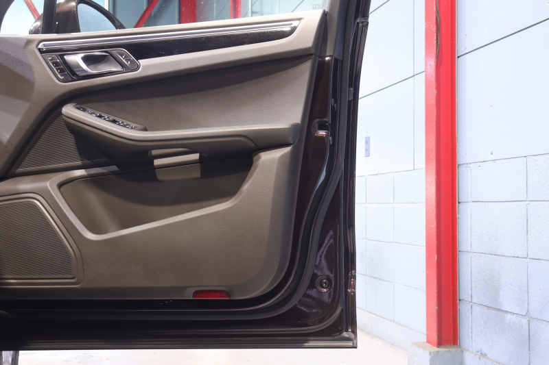 ポルシェ マカン S　MY17 ｴﾝﾄﾘｰﾄﾞﾗｲﾌﾞ 本革ｼｰﾄ(ｱｹﾞｰﾄｸﾞﾚｰ) PCMﾅﾋﾞ 14wayﾒﾓﾘｰ付電動ｼｰﾄ ﾚｰﾝﾃﾞｨﾊﾟｰﾁｬｳｫｰﾆﾝｸﾞ ｽﾎﾟｰﾂﾃｰﾙﾊﾟｲﾌﾟ ﾋﾟｱﾉﾌｨﾆｯｼｭﾌﾞﾗｯｸｲﾝﾃﾘｱ 18ｲﾝﾁﾏｶﾝSﾃﾞｻﾞｲﾝAW　2年保証