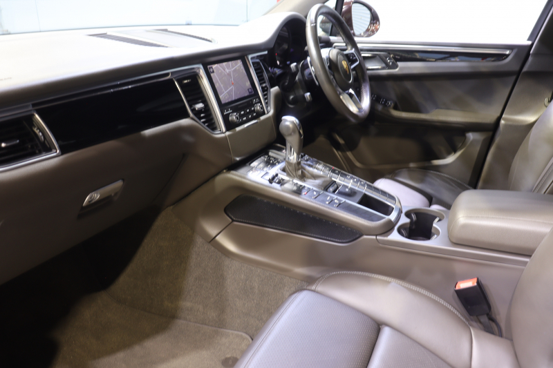 ポルシェ マカン S　MY17 ｴﾝﾄﾘｰﾄﾞﾗｲﾌﾞ 本革ｼｰﾄ(ｱｹﾞｰﾄｸﾞﾚｰ) PCMﾅﾋﾞ 14wayﾒﾓﾘｰ付電動ｼｰﾄ ﾚｰﾝﾃﾞｨﾊﾟｰﾁｬｳｫｰﾆﾝｸﾞ ｽﾎﾟｰﾂﾃｰﾙﾊﾟｲﾌﾟ ﾋﾟｱﾉﾌｨﾆｯｼｭﾌﾞﾗｯｸｲﾝﾃﾘｱ 18ｲﾝﾁﾏｶﾝSﾃﾞｻﾞｲﾝAW　2年保証