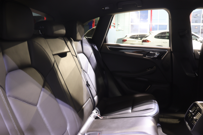 ポルシェ マカン S　MY17 ｴﾝﾄﾘｰﾄﾞﾗｲﾌﾞ 本革ｼｰﾄ(ｱｹﾞｰﾄｸﾞﾚｰ) PCMﾅﾋﾞ 14wayﾒﾓﾘｰ付電動ｼｰﾄ ﾚｰﾝﾃﾞｨﾊﾟｰﾁｬｳｫｰﾆﾝｸﾞ ｽﾎﾟｰﾂﾃｰﾙﾊﾟｲﾌﾟ ﾋﾟｱﾉﾌｨﾆｯｼｭﾌﾞﾗｯｸｲﾝﾃﾘｱ 18ｲﾝﾁﾏｶﾝSﾃﾞｻﾞｲﾝAW　2年保証