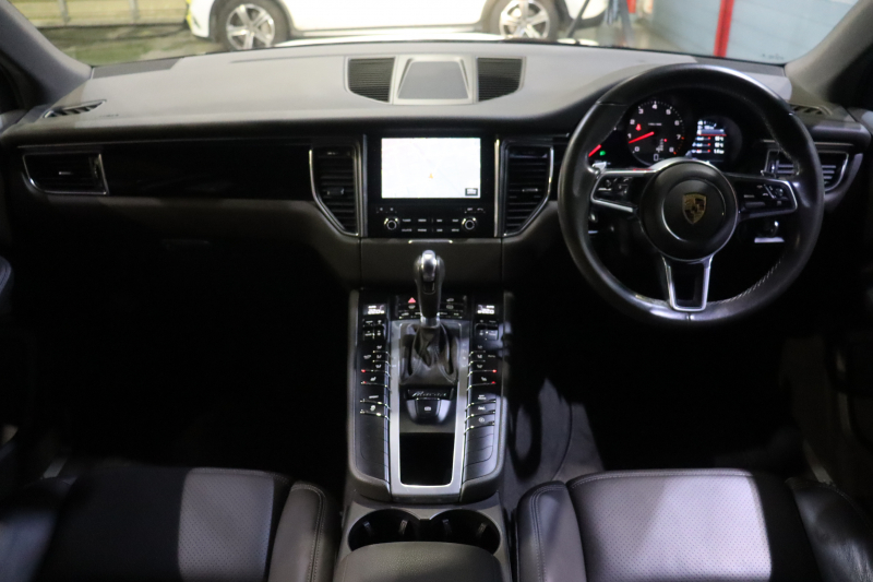 ポルシェ マカン S　MY17 ｴﾝﾄﾘｰﾄﾞﾗｲﾌﾞ 本革ｼｰﾄ(ｱｹﾞｰﾄｸﾞﾚｰ) PCMﾅﾋﾞ 14wayﾒﾓﾘｰ付電動ｼｰﾄ ﾚｰﾝﾃﾞｨﾊﾟｰﾁｬｳｫｰﾆﾝｸﾞ ｽﾎﾟｰﾂﾃｰﾙﾊﾟｲﾌﾟ ﾋﾟｱﾉﾌｨﾆｯｼｭﾌﾞﾗｯｸｲﾝﾃﾘｱ 18ｲﾝﾁﾏｶﾝSﾃﾞｻﾞｲﾝAW　2年保証