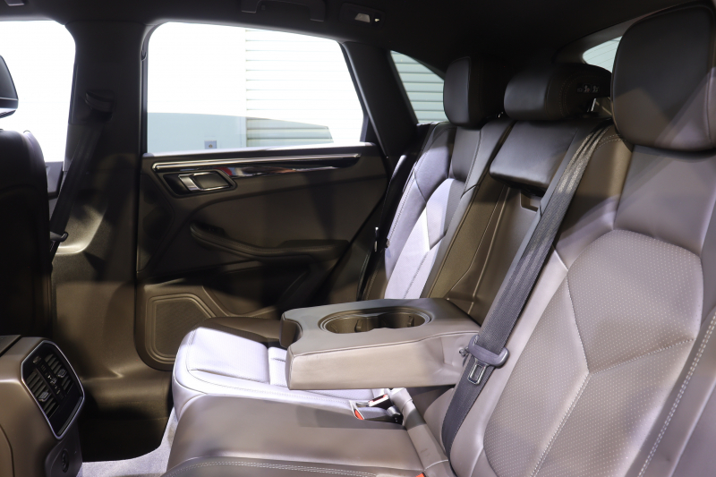 ポルシェ マカン S　MY17 ｴﾝﾄﾘｰﾄﾞﾗｲﾌﾞ 本革ｼｰﾄ(ｱｹﾞｰﾄｸﾞﾚｰ) PCMﾅﾋﾞ 14wayﾒﾓﾘｰ付電動ｼｰﾄ ﾚｰﾝﾃﾞｨﾊﾟｰﾁｬｳｫｰﾆﾝｸﾞ ｽﾎﾟｰﾂﾃｰﾙﾊﾟｲﾌﾟ ﾋﾟｱﾉﾌｨﾆｯｼｭﾌﾞﾗｯｸｲﾝﾃﾘｱ 18ｲﾝﾁﾏｶﾝSﾃﾞｻﾞｲﾝAW　2年保証