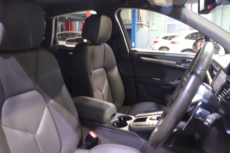 ポルシェ マカン S　MY17 ｴﾝﾄﾘｰﾄﾞﾗｲﾌﾞ 本革ｼｰﾄ(ｱｹﾞｰﾄｸﾞﾚｰ) PCMﾅﾋﾞ 14wayﾒﾓﾘｰ付電動ｼｰﾄ ﾚｰﾝﾃﾞｨﾊﾟｰﾁｬｳｫｰﾆﾝｸﾞ ｽﾎﾟｰﾂﾃｰﾙﾊﾟｲﾌﾟ ﾋﾟｱﾉﾌｨﾆｯｼｭﾌﾞﾗｯｸｲﾝﾃﾘｱ 18ｲﾝﾁﾏｶﾝSﾃﾞｻﾞｲﾝAW　2年保証