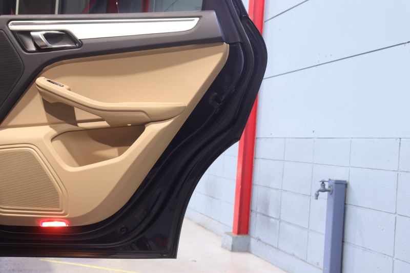 ポルシェ マカン ｽﾎﾟｰﾂｸﾛﾉP　後期ﾓﾃﾞﾙ PASM ｱｸﾃｨﾌﾞｸﾙｺﾝ ﾂｰﾄｰﾝﾚｻﾞｰｲﾝﾃﾘｱ(黒/ﾍﾞｰｼﾞｭ) 10.9ｲﾝﾁPCMﾅﾋﾞ CarPlay 14way電動ｼｰﾄ ﾚｰﾝﾁｪﾝｼﾞｱｼｽﾄ LEDﾍｯﾄﾞﾗｲﾄ ｴﾝﾄﾘｰﾄﾞﾗｲﾌﾞ ｼｰﾄﾋｰﾀｰ 360ｶﾒﾗ 18ｲﾝﾁﾏｶﾝSﾃﾞｻﾞｲﾝAW　2年保証