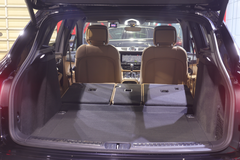 ポルシェ マカン ｽﾎﾟｰﾂｸﾛﾉP　後期ﾓﾃﾞﾙ PASM ｱｸﾃｨﾌﾞｸﾙｺﾝ ﾂｰﾄｰﾝﾚｻﾞｰｲﾝﾃﾘｱ(黒/ﾍﾞｰｼﾞｭ) 10.9ｲﾝﾁPCMﾅﾋﾞ CarPlay 14way電動ｼｰﾄ ﾚｰﾝﾁｪﾝｼﾞｱｼｽﾄ LEDﾍｯﾄﾞﾗｲﾄ ｴﾝﾄﾘｰﾄﾞﾗｲﾌﾞ ｼｰﾄﾋｰﾀｰ 360ｶﾒﾗ 18ｲﾝﾁﾏｶﾝSﾃﾞｻﾞｲﾝAW　2年保証