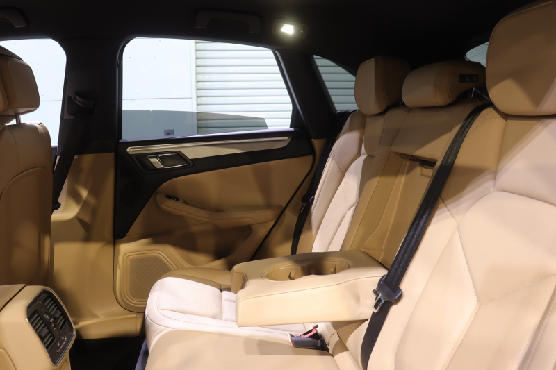 ポルシェ マカン ｽﾎﾟｰﾂｸﾛﾉP　後期ﾓﾃﾞﾙ PASM ｱｸﾃｨﾌﾞｸﾙｺﾝ ﾂｰﾄｰﾝﾚｻﾞｰｲﾝﾃﾘｱ(黒/ﾍﾞｰｼﾞｭ) 10.9ｲﾝﾁPCMﾅﾋﾞ CarPlay 14way電動ｼｰﾄ ﾚｰﾝﾁｪﾝｼﾞｱｼｽﾄ LEDﾍｯﾄﾞﾗｲﾄ ｴﾝﾄﾘｰﾄﾞﾗｲﾌﾞ ｼｰﾄﾋｰﾀｰ 360ｶﾒﾗ 18ｲﾝﾁﾏｶﾝSﾃﾞｻﾞｲﾝAW　2年保証