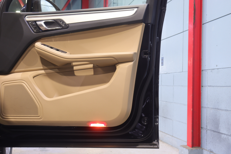 ポルシェ マカン ｽﾎﾟｰﾂｸﾛﾉP　後期ﾓﾃﾞﾙ PASM ｱｸﾃｨﾌﾞｸﾙｺﾝ ﾂｰﾄｰﾝﾚｻﾞｰｲﾝﾃﾘｱ(黒/ﾍﾞｰｼﾞｭ) 10.9ｲﾝﾁPCMﾅﾋﾞ CarPlay 14way電動ｼｰﾄ ﾚｰﾝﾁｪﾝｼﾞｱｼｽﾄ LEDﾍｯﾄﾞﾗｲﾄ ｴﾝﾄﾘｰﾄﾞﾗｲﾌﾞ ｼｰﾄﾋｰﾀｰ 360ｶﾒﾗ 18ｲﾝﾁﾏｶﾝSﾃﾞｻﾞｲﾝAW　2年保証